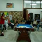 Una alumna interpreta un papel que el profesor le ha asignado para perder el miedo escénico
