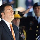 Matteo Renzi muestra sus respetos durante la ceremonia de conmemoración del Día de los Caídos (Memorial Day) estadounidense, este lunes en el cementerio americano de San Casciano, cerca de Florencia.