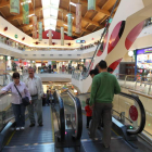 El interior del centro comercial El Rosal, en Ponferrada.