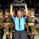 Nalbandián, rodeado de bailarinas del Lido, levanta el trofeo de campeón del Masters Series de París