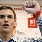 Sánchez canta la Internacional en un acto celebrado recientemente en Segovia. PABLO MARTIN