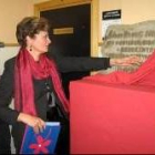 La viuda descubre la placa dedicada a Jose Eloy García