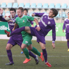 El jugador virginiano Alberto se lleva un balón a pesar de la oposición de dos contrarios.