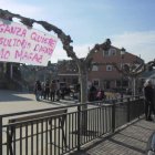 Una pancarta reivindicativa en Arganza, que reclama «un consultorio digno como el de Magaz».