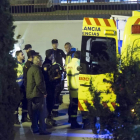 Servicios de emergencia frente al CIE de Murcia, la madrugada del martes.
