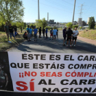 Mineros apostados ayer frente a la central térmica de Compostilla, en Cubillos del Sil. ANA F. BARREDO