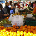 La afluencia de público fue constante durante la mañana en el mercadillo de Trobajo.