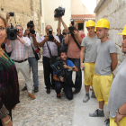 Rosa Valdeón, durante su visita a la escuela taller de la Catedral palentina, charló con los alumnos.