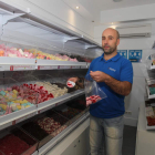 Amador García Montes ha apostado por abrir la primera tienda de golosinas suecas en León.