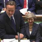 Cameron (centro) sonríe en su último discurso en la Cámara de los Comunes, en Londres.