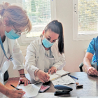 El responsable de la Unidad de Diagnóstico Rápido, José Antonio Herrera Rubio, junto a dos de las enfermeras del equipo. P.I.