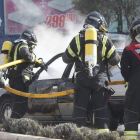 Bomberos de Ponferrada durante una intervención reciente en Montearenas. L. DE LA MATA