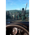 Los antidisturbios pasan entre los coches retenidos en Langreo.