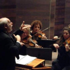 Koopman, dirigiendo al Amsterdam Baroque Choir.