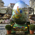 Un gigante huevo de pascua pintado se expone en el mercado de Freyung, en Viena.