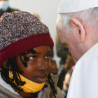 El papa conversa con uno de los inmigrantes del centro de Lesbos. VATICAN MADIA