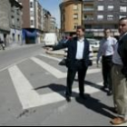 El alcalde de Ponferrada ayer con otros miembros de su equipo en la zona donde proyecta el párking