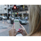 El cruce de un semáforo en rojo por la distracción del móvil está penalizado con 200 euros de multa. RAMIRO
