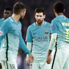 Messi, en el centro, cariacontecido durante el partido contra el PSG. YOAN VALAT