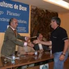 José Carlos Jiménez entrega el diploma de fin de curso a un alumno