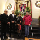 Alfonso Escapa, abad de la cofradía del Dulce Nombre, junto a las asociaciones beneficiarias. RAMIRO