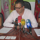 El alcalde de Cacabelos, con los tres boletos recién sellados delante de los micrófonos.