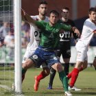 Álvaro Tejedor se mostró contundente en defensa. El central reclamó una falta previa sobre él en el gol que anotó el CD Vitoria en La Eragudina. JESÚS F. SALVADORES