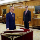 El nuevo ministro de Cultura, José Guirao (i), promete su cargo ante el Rey en un acto celebrado esta mañana en el Palacio de la Zarzuela.