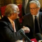 Fernández Lobato, a la izquierda, y Garrigues, se saludan después de la firma del convenio