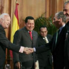 Moratinos saluda a Ramón de Miguel, en presencia de Chávez y Germán Junquera.