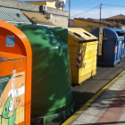 Contenedores de basura en una calle de San Andrés del Rabanedo