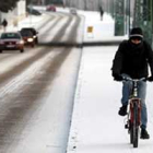 Un ciclista se aventura sobre las aceras cubiertas de hielo de Valladolid.