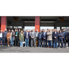 Foto de familia de la visita de ayer del presidente de la Diputación, Eduardo Morán, al nuevo parque de bomberos de Valencia de Don Juan. J. NOTARIO