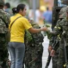 Algunos tailandeses se hacían fotos con los militares mientras otros les ofrecían flores