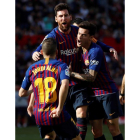 Messi celebra con Jordi Alba y Coutinho uno de sus tres goles ante el Sevilla. JULIO MUÑOZ