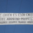 Los vecinos han colgado un cartel de protesta en su calle.