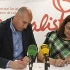 El candidato José Antonio Diez y la presidenta de la Felampa, Engracia Prieto, firman el documento.