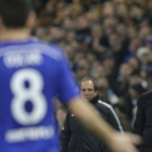 José Mourinho gesticula enfadado durante el Chelsea-PSG de Champions.