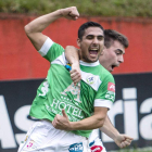 El delantero Borjas Martín, que festeja el gol, le tiene tomada la medida al Sporting B