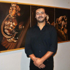 El artista leonés Carlos Luis Benavente Suárez ante una de sus obras.