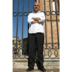 Luis Miguel Alonso, ante la catedral de Astorga.