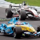 Fernando Alonso y Montoya (detrás), durante el Gran Premio de Brasil