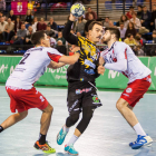 Costoya intenta sobrepasar a los defensores del Balonmano Logroño. LOF