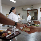 Las personas usuarias tienen garantizadas las principales comidas por 0,60 euros al día, un precio simbólico de compromiso. JESÚS F. SALVADORES