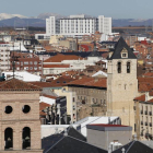 Vista del Hospital de León desde la ciudad.