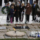 Miembros de la familia Kennedy rinden homenaje a JFK ante su tumba, en el cementerio de Arlington, este viernes.