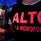 Un activista por los derechos de los homosexuales sostiene una vela encendida en recuerdo de las víctimas de Orlando.