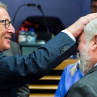 Juncker hace un gesto cariñoso hacia Cañete, ayer en Bruselas.