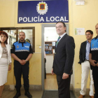 La alcaldesa y el director de la Agencia de Protección Civil, ayer en la sede de la Policía Local.