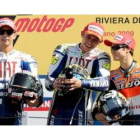 El piloto italiano Valentino Rossi celebra su victoria junto a Jorge Lorenzo y Dani Pedrosa.